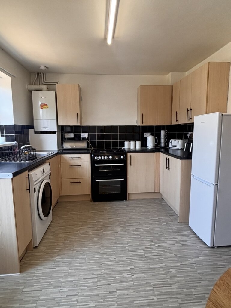 Photo 4 of Salford property