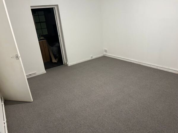 Photo 4 of London property