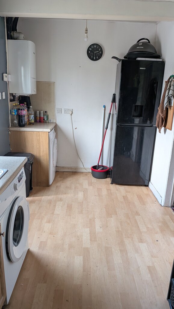 Photo 5 of Castleford property