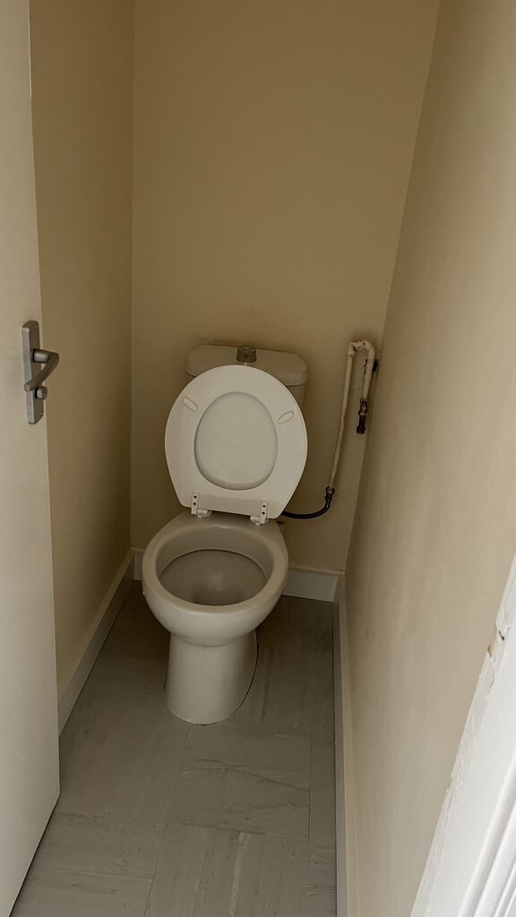 Photo 3 of Roehampton property