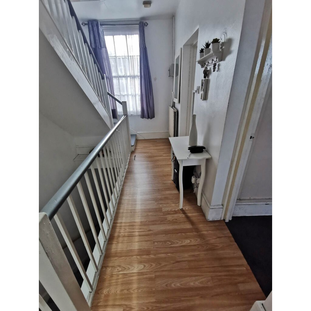 Photo 3 of London property