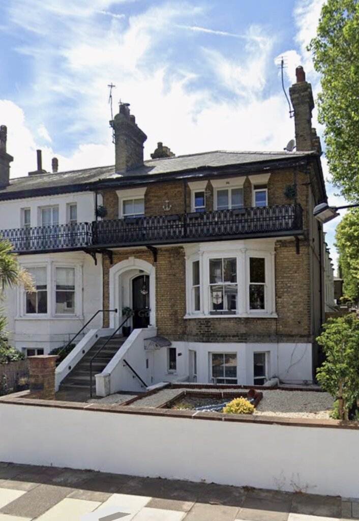 Photo 4 of Southend property
