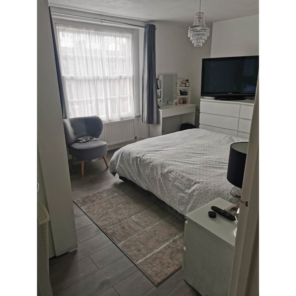 Photo 5 of London property