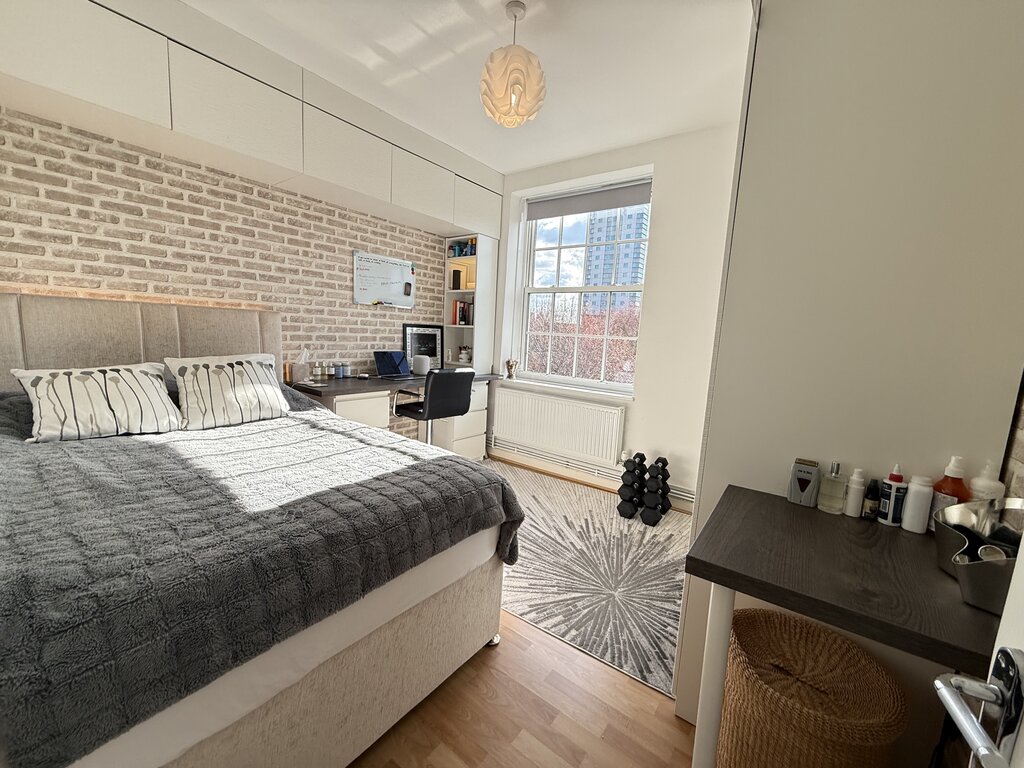 Photo 3 of London property