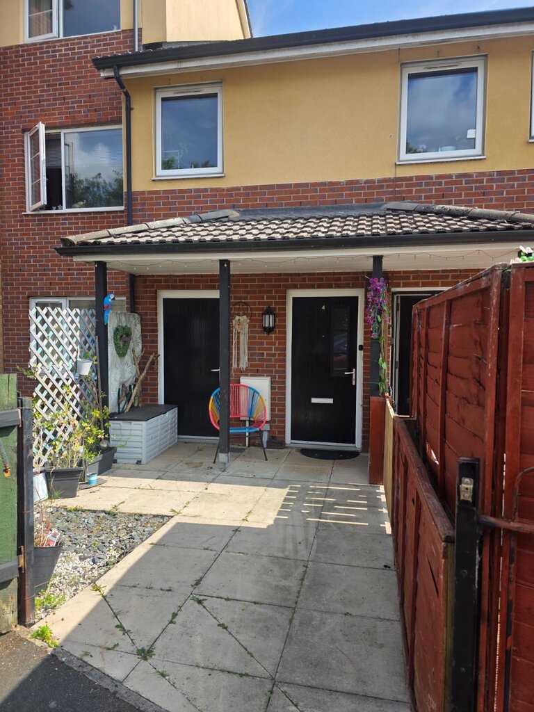 Photo 2 of Stalybridge property