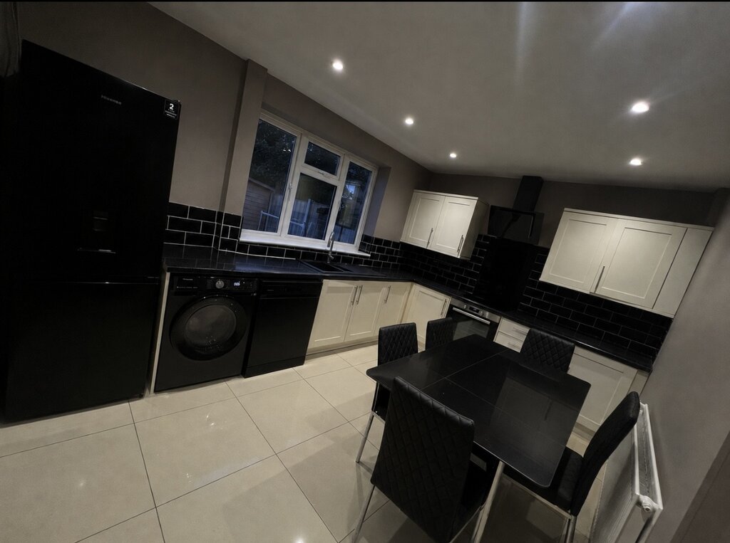 Photo 3 of Salford property