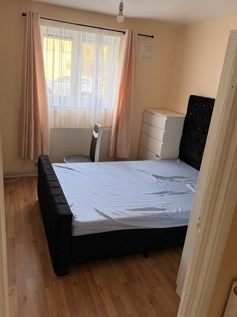 Photo 4 of London property