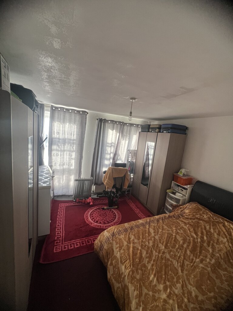 Photo 3 of London property