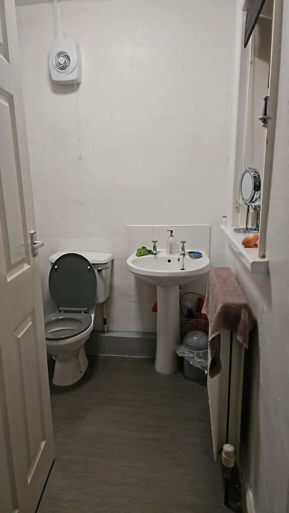 Photo 4 of Holmfirth property