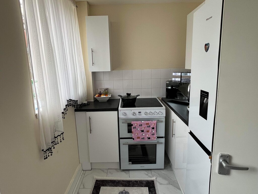 Photo 3 of London property