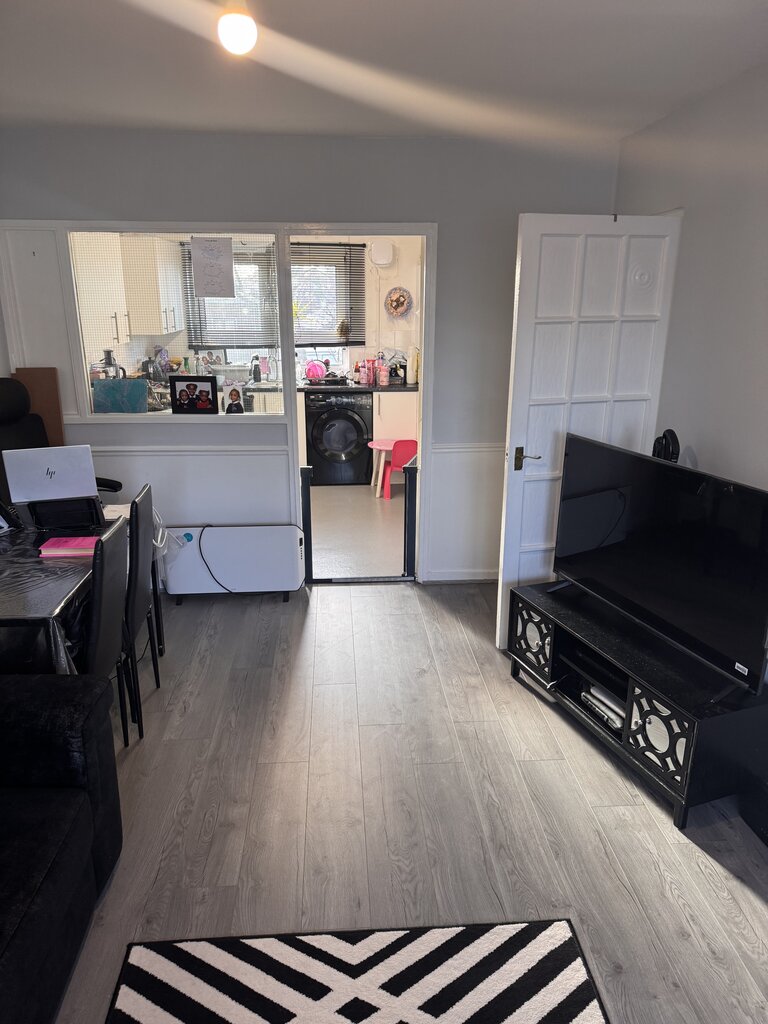 Photo 4 of London property