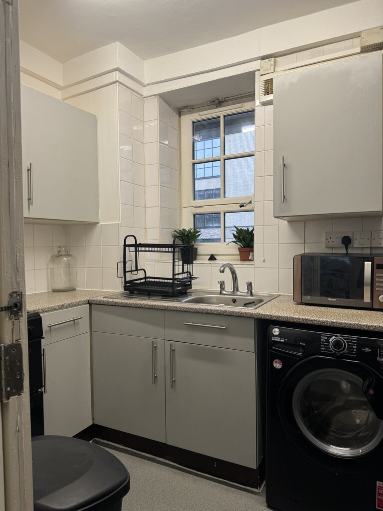 Photo 3 of London property