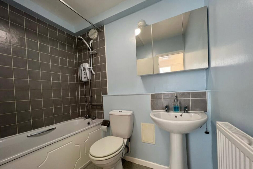 Photo 4 of Salford property
