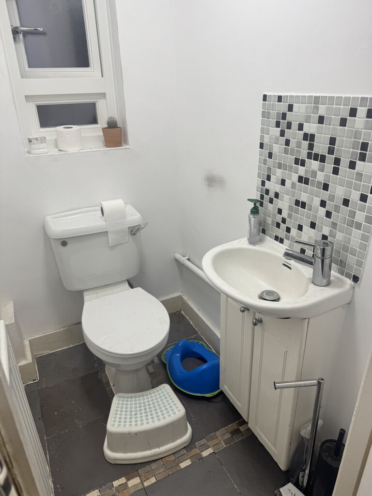 Photo 3 of London property