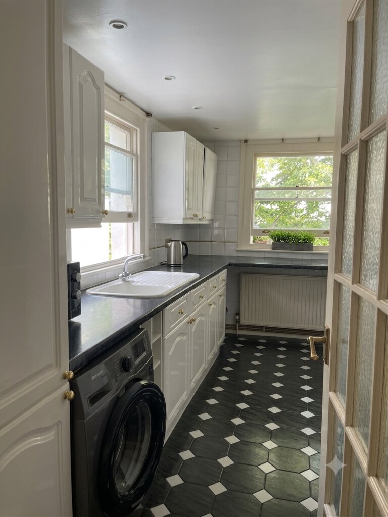 Photo 3 of London property