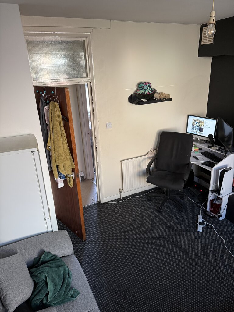 Photo 3 of London property