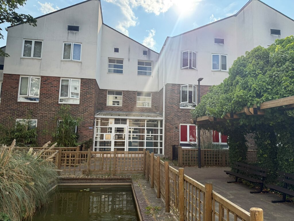 Photo 3 of London property