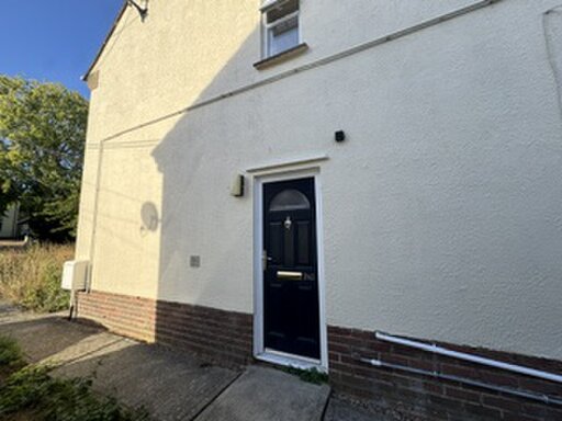 1 bed ground floor studio bedsit