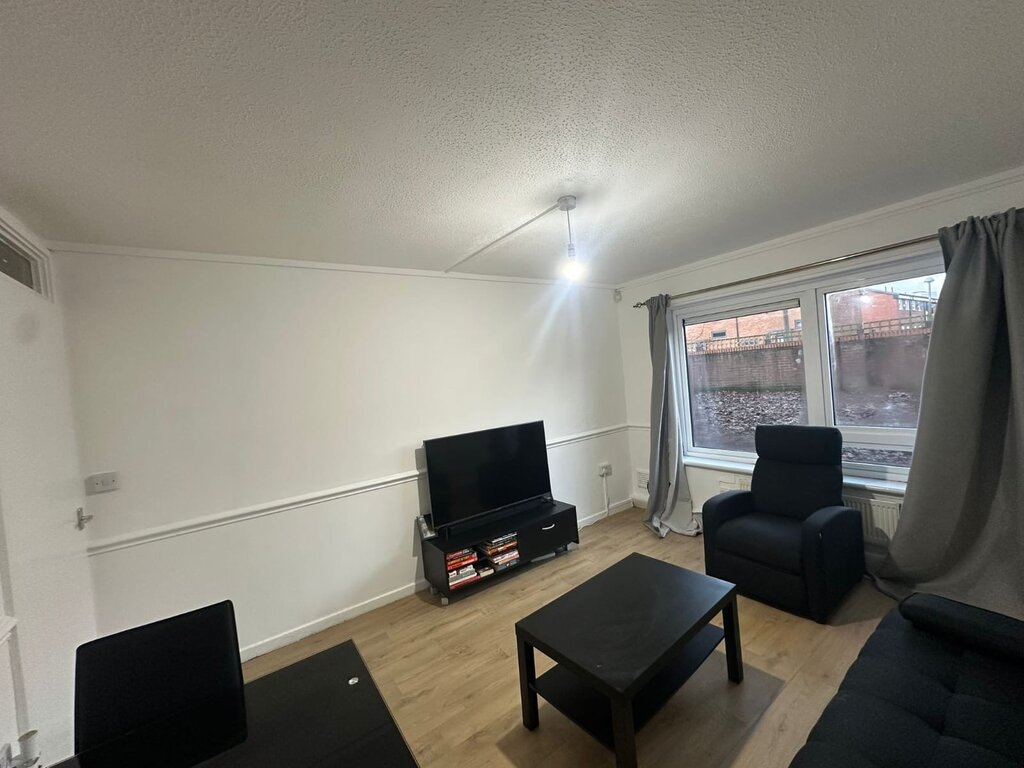 Photo 3 of Salford property