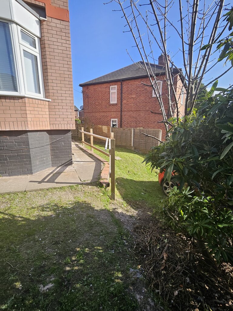 Photo 4 of Castleford property