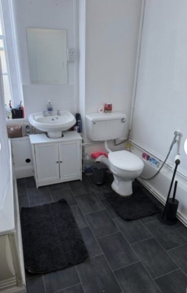 Photo 5 of London property